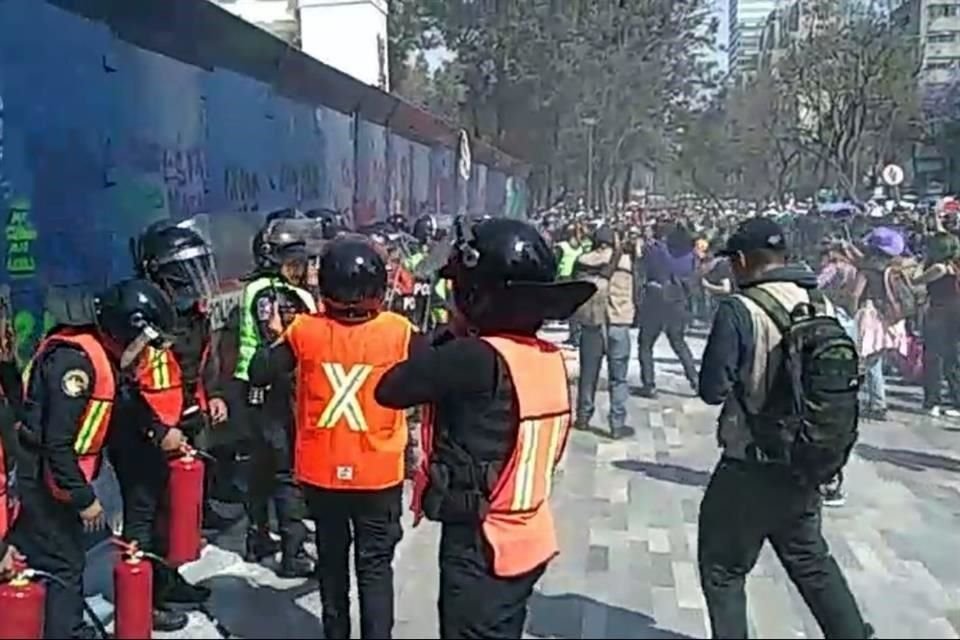 Policías resguardaron el Hemiciclo a Juárez.