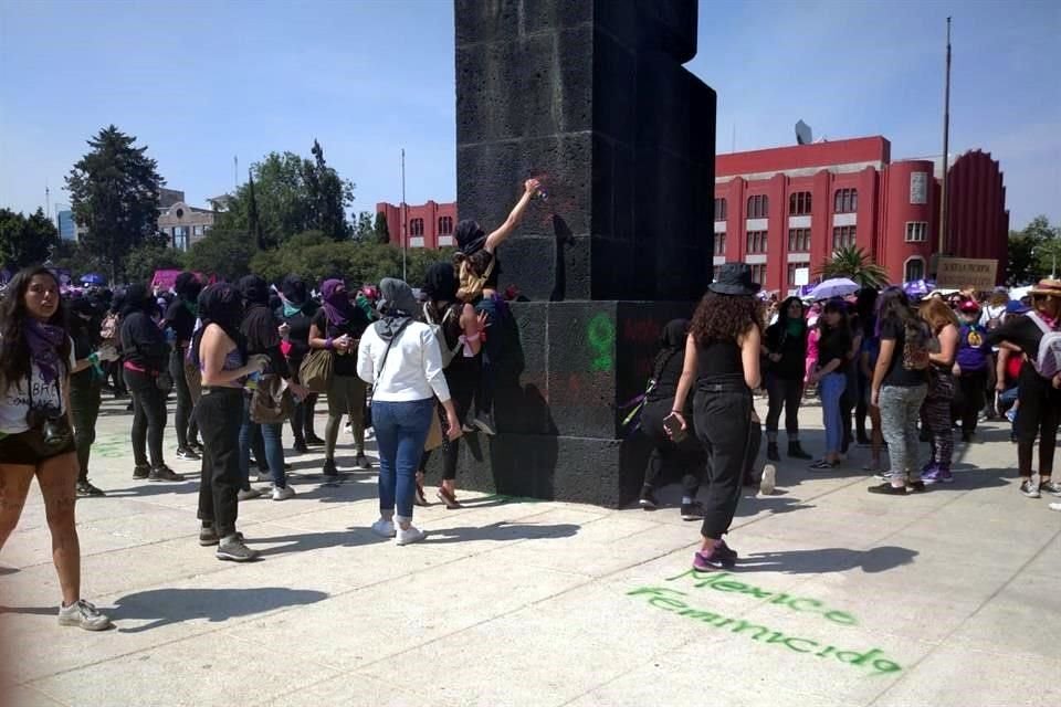 Las mujeres vestidas de negro hicieron pintas en las columnas del Monumento y en el piso.