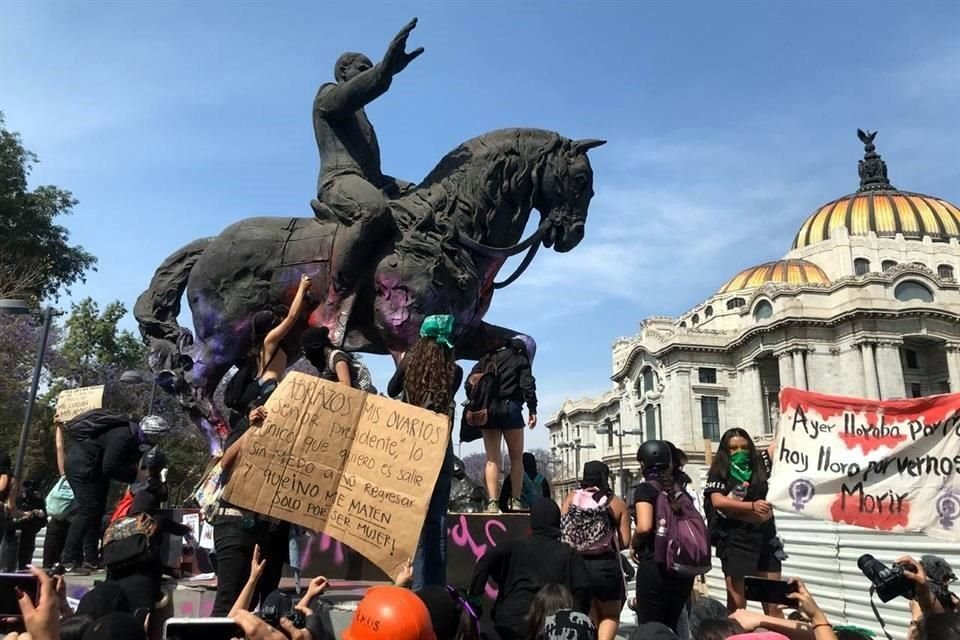 Las mujeres derribaron las vallas alrededor del monumento.