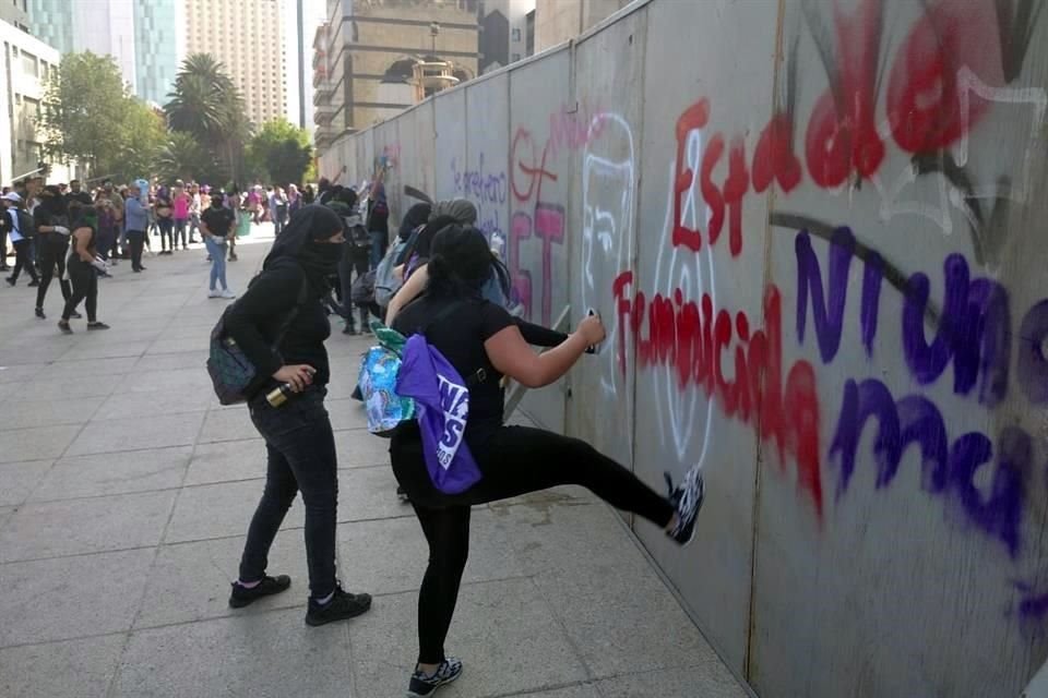 Las mujeres derribaron una parte de la protección al Monumento.