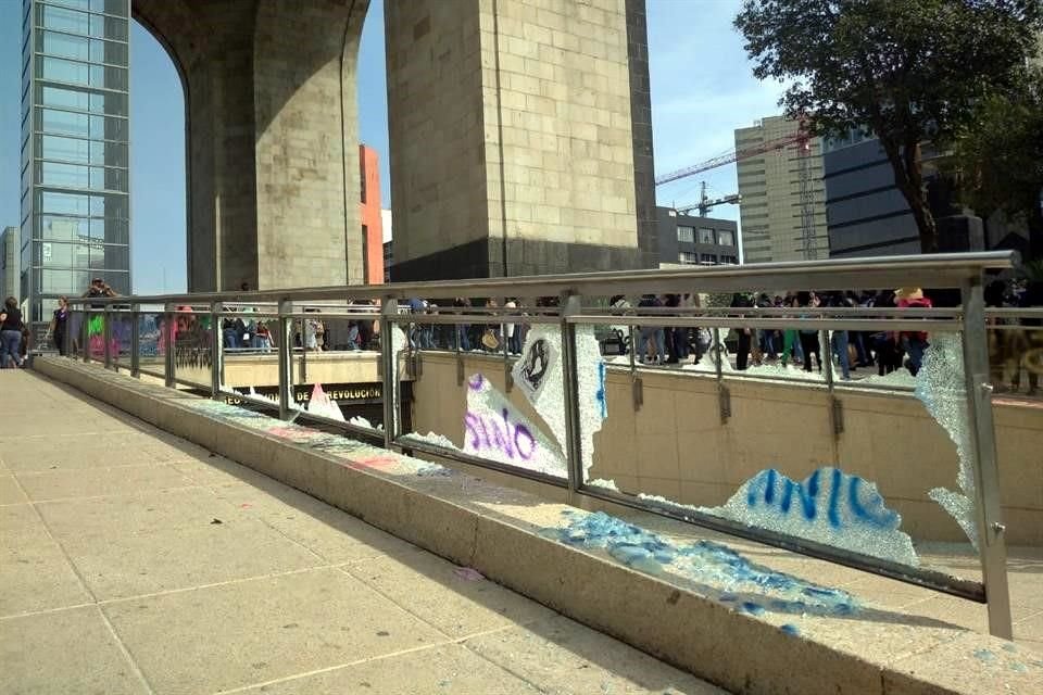 La entrada al museo en el Monumento a la Revolución también fue vandalizada.