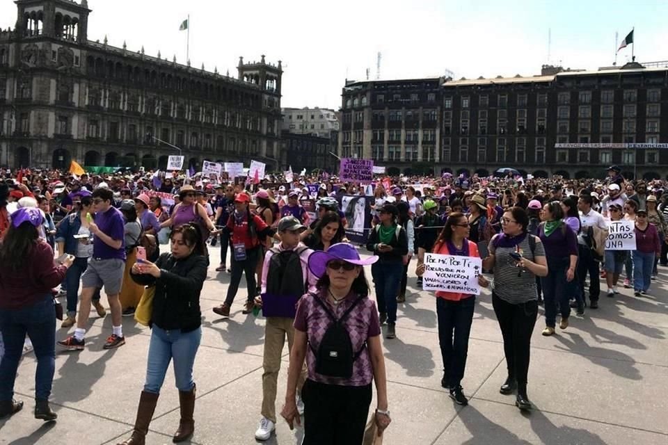 La vanguardia de la marcha del 8M, integrada por familiares de víctimas, llegó a la plancha del Zócalo capitalino, punto final de reunión.