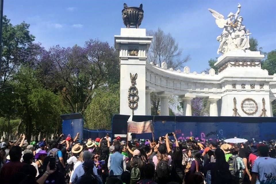 El grupo burló una valla metálica e ingresó al Hemiciclo con botes de pintura.