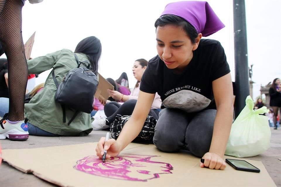 Miles de mujeres se concentraron esta tarde en la Explanada de los Héroes, por el Día Internacional de la Mujer.