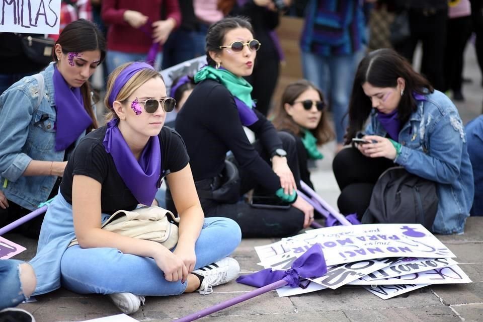 Miles de mujeres se concentraron esta tarde en la Explanada de los Héroes, por el Día Internacional de la Mujer.