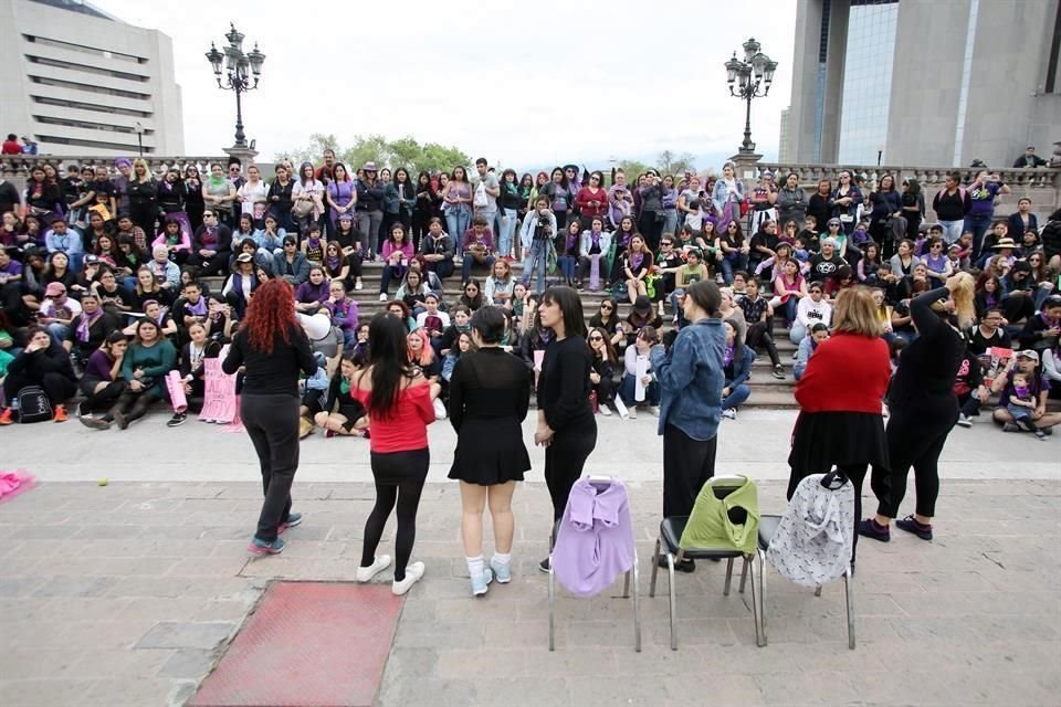 Miles de mujeres se concentraron esta tarde en la Explanada de los Héroes, por el Día Internacional de la Mujer.