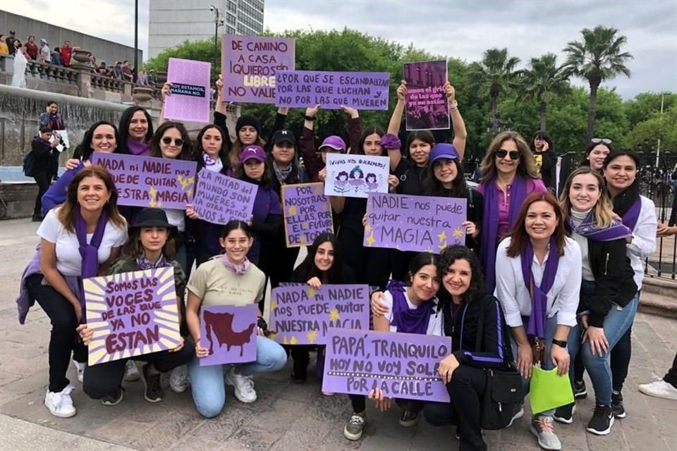 Mujeres envían imágenes de cómo viven la Marcha del #8M en Monterrey.