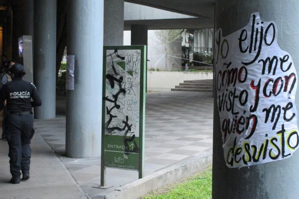  Mientras avanzaba la marcha fueron apareciendo pintas en muros debajo de Macroplaza.