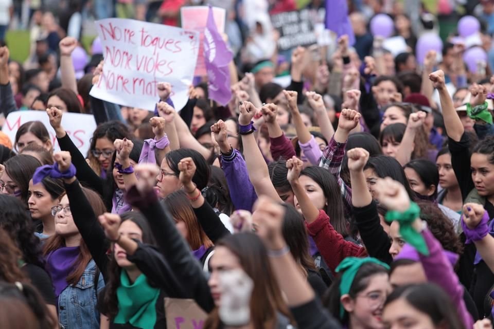 Miles de mujeres realizan concentración y marcha por las calles de la zona centro de Monterrey para exigir un alto a los feminicidios.