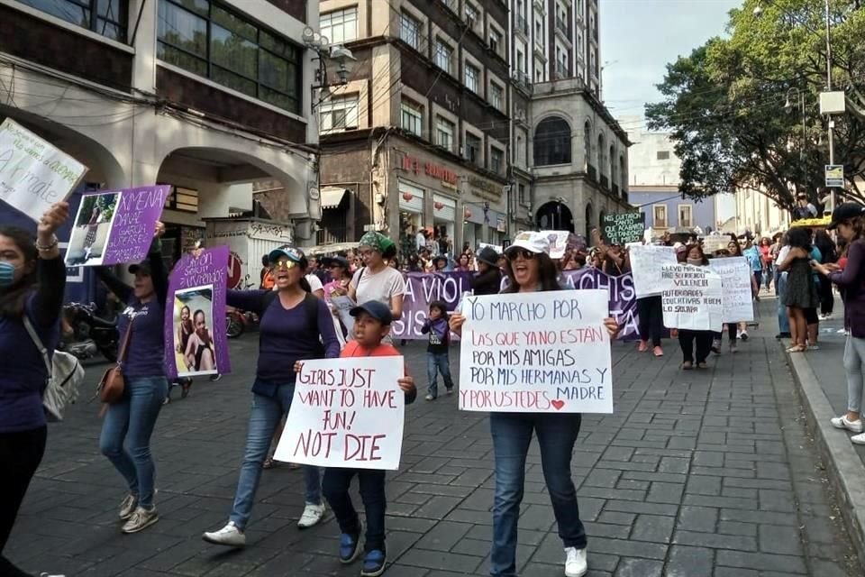 En Cuernavaca, Morelos, mujeres de todas las edades, algunas junto a sus hijos, marcharon por las calles de la ciudad en contra los feminicidios y violencias de género.