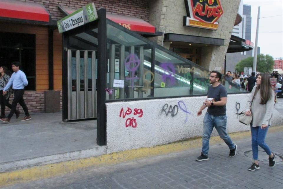 También se registraron grafitis en los accesos del Metro.