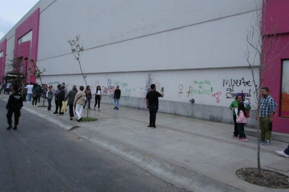 Tras pasar por Juárez, el contingente avanzó por Ocampo, donde aparecieron pintas en las paredes de Liverpool.