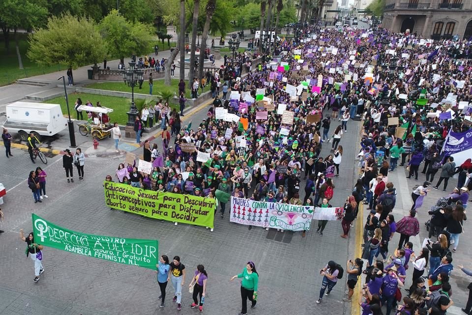 Alrededor de las 16:00 horas, las manifestantes empezaron a avanzar a pie por la calle Zaragoza rumbo a Juan Ignacio Ramón.