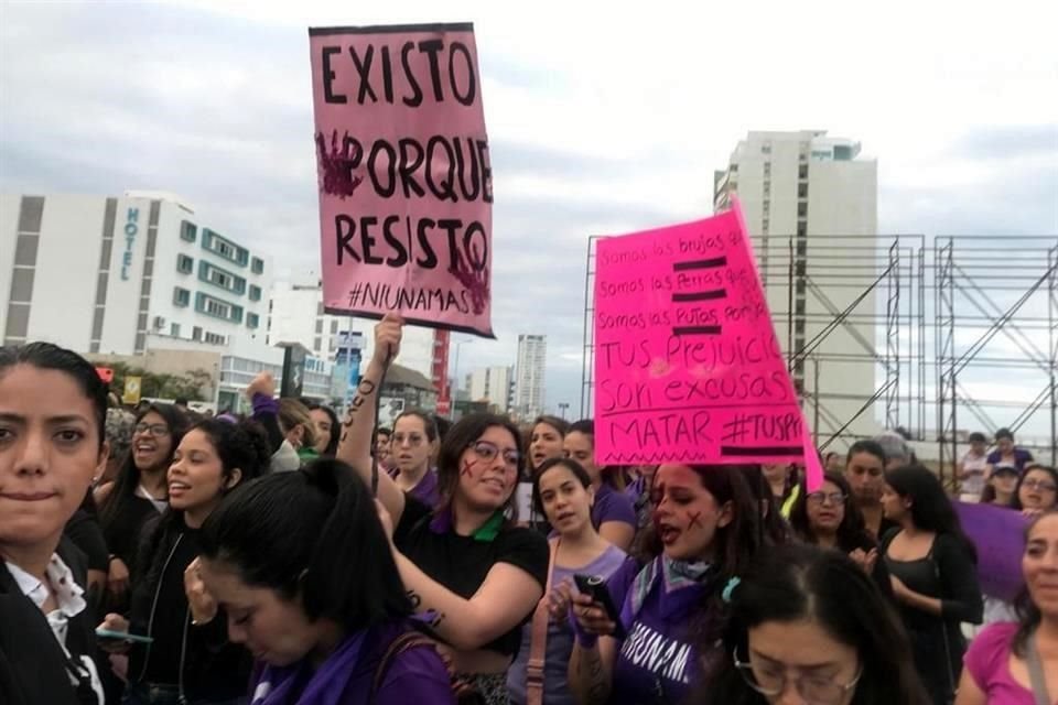 Concentración de mujeres previo al inicio de la marcha en Boca del Río, Veracruz, desde donde el colectivo Brujas del Mar convocó al paro del 9M.