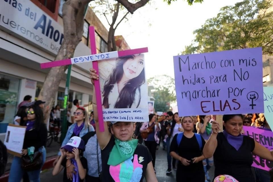 Las manifestantes recordaron a víctimas de feminicidio y exigieron freno a violencia de género, en Tuxtla Gutiérrez, Chiapas.