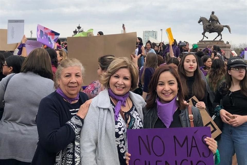 Tres generaciones marchando.