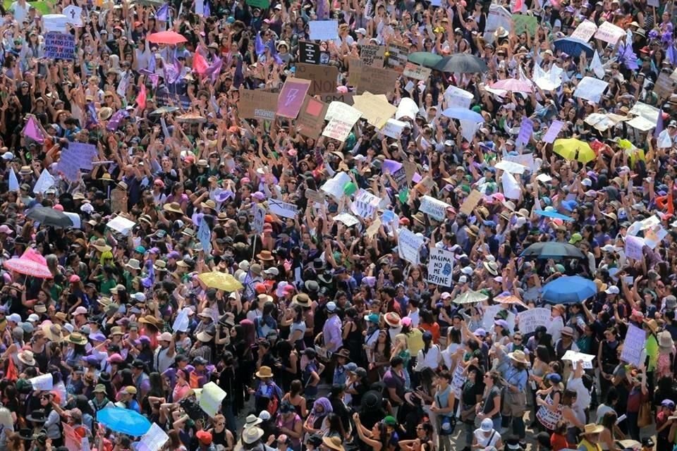 Mujeres en la marcha por el 8M en la CDMX.