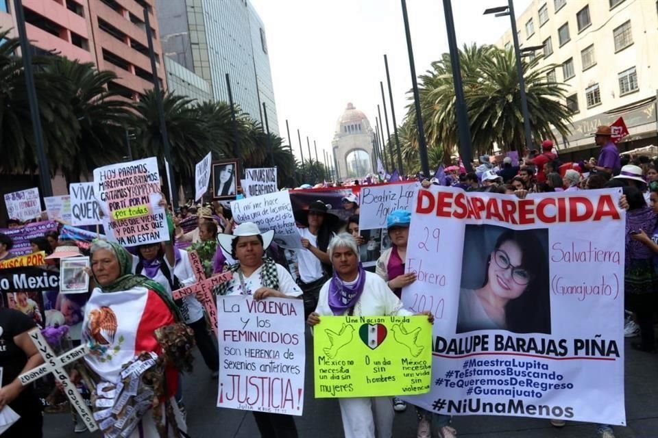 Los primeros colectivos en salir del Monumento rumbo al Zócalo fueron los conformados por familiares de víctimas de violencia de género.