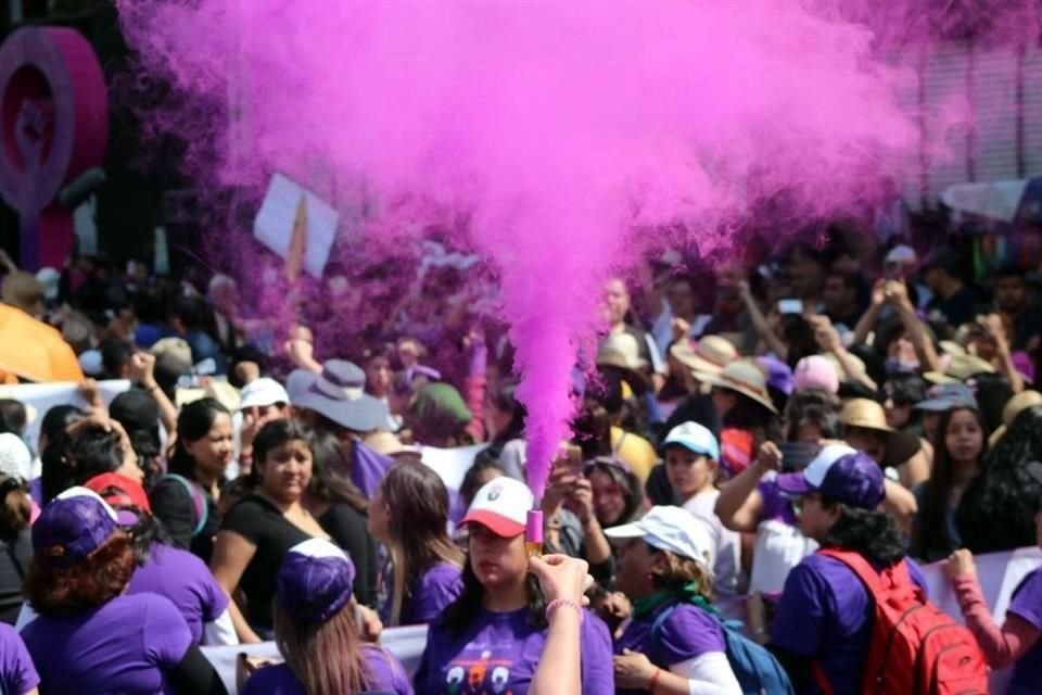 Las calles del centro de la CDMX se tiñeron de morado y verde durante la movilización.