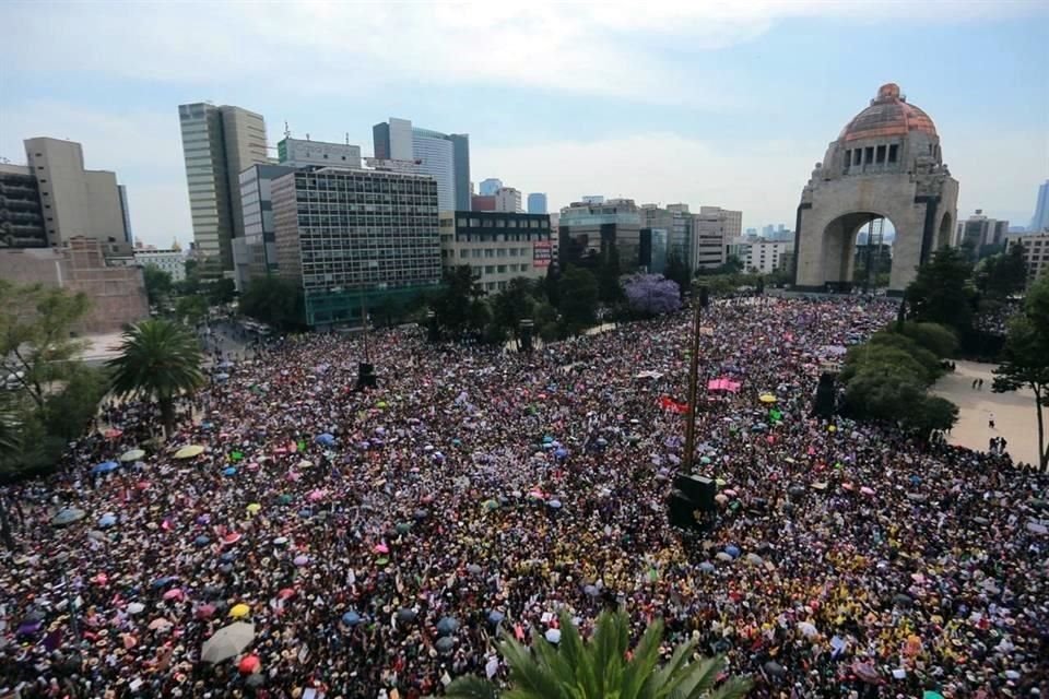 La marcha partió del Monumento a las 14:00 horas, sin embargo, hasta las 16:00 horas el sitio lucía lleno.