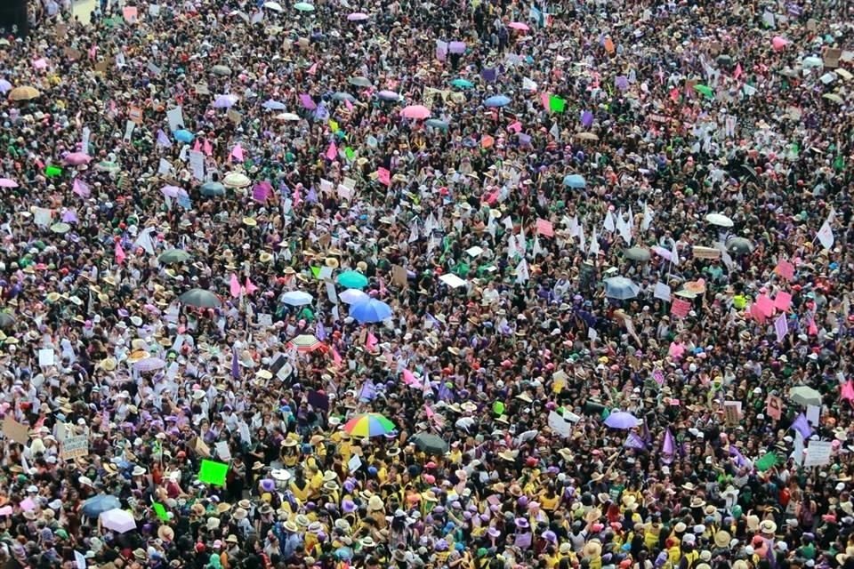 Mujeres de todas las edades participaron en la protesta para exigir justicia y respeto a sus derechos.