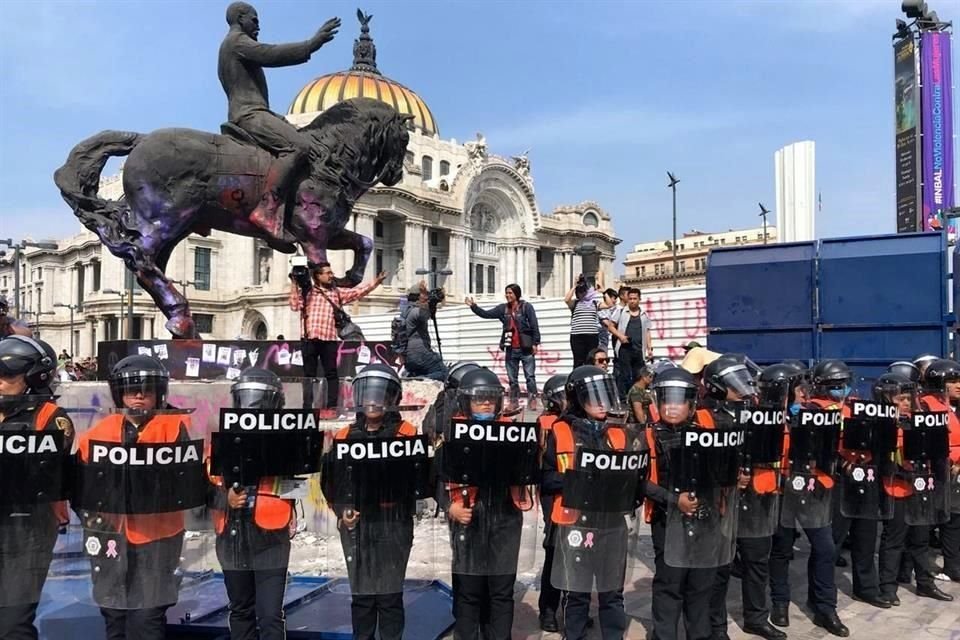 Vista del resguardo policial durante la movilización del 8M.