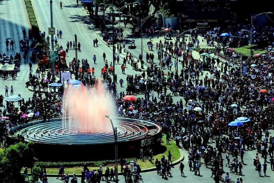 Manifestantes tiñeron de rojo algunas fuentes en protesta por los feminicidios.