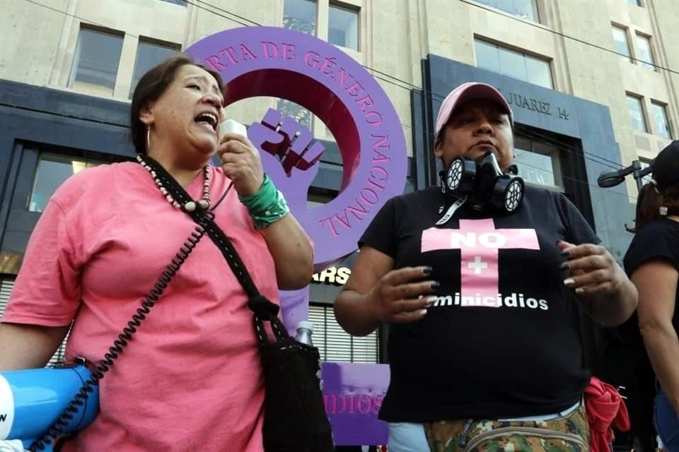 Mujeres hicieron una parada en la 'Antimonumenta', donde realizaron denuncias y compartieron experiencias.