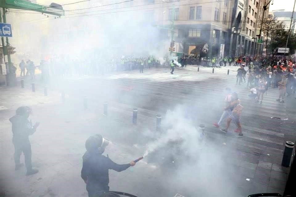 Enfrentamiento entre policías y manifestantes en Eje Central.