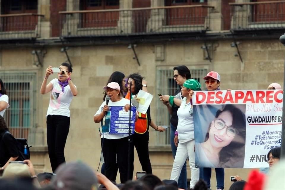 En el Zócalo hubo un mitin en el que participaron varias oradoras.