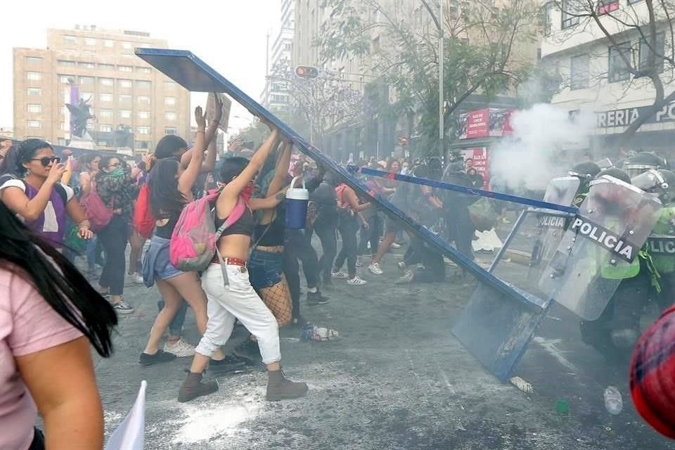 Enfrentamientos frente a la Alameda Central.