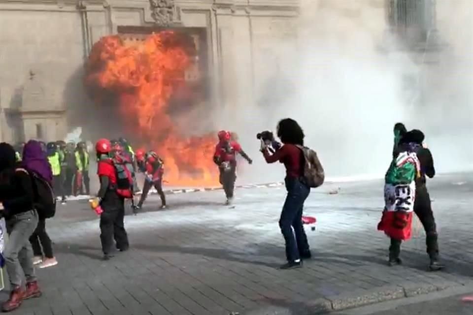 Mujeres con el rostro cubierto lanzaron bombas molotov a Palacio Nacional.