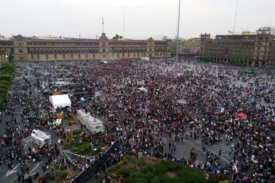 La marcha terminó en el Zócalo capitalino, a donde llegaron los últimos contingentes después de las 18:00 horas.