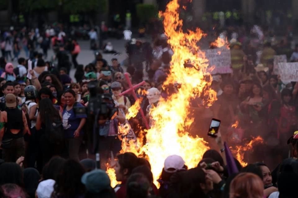 Luego del mitin en el Zócalo, donde participaron varias oradoras, mujeres hicieron una fogata y cantaron 'El violador eres tú'.