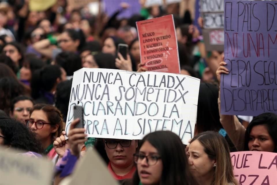 En lenguaje inclusivo, esta manifestante se pronunció contra el sistema.