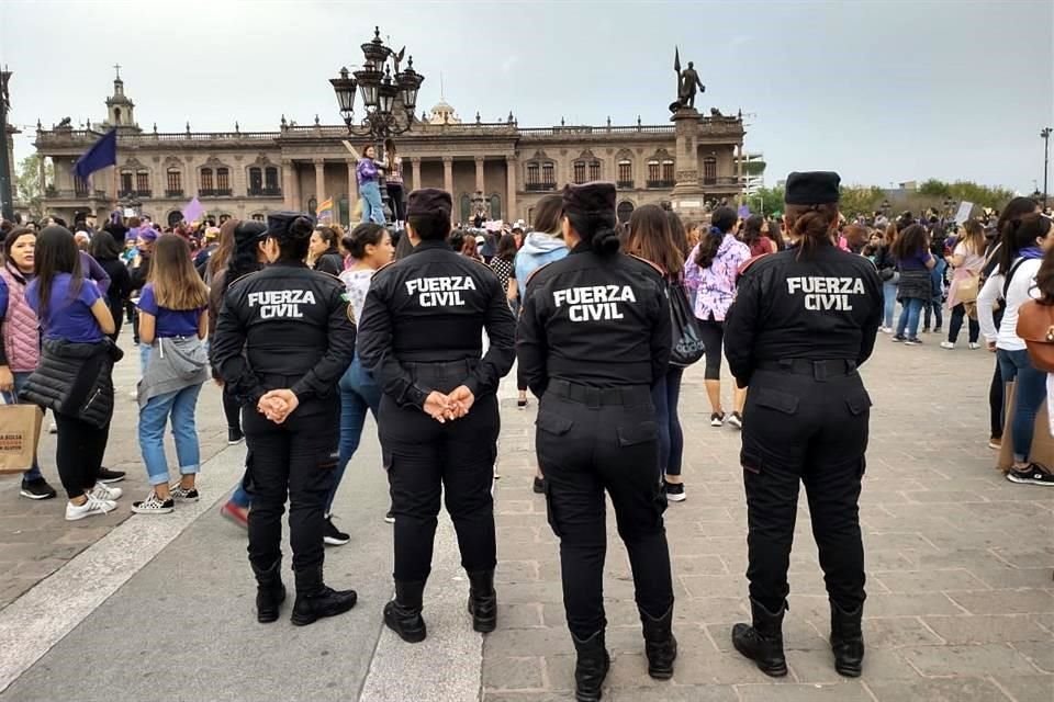 Oficiales mujeres de Fuerza Civil resguardaron a las asistentes.