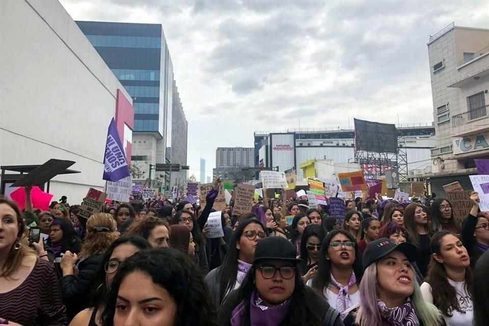 Mujeres al marchar por la calle Ocampo.