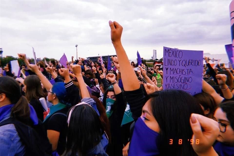 Voces y puños alzados.