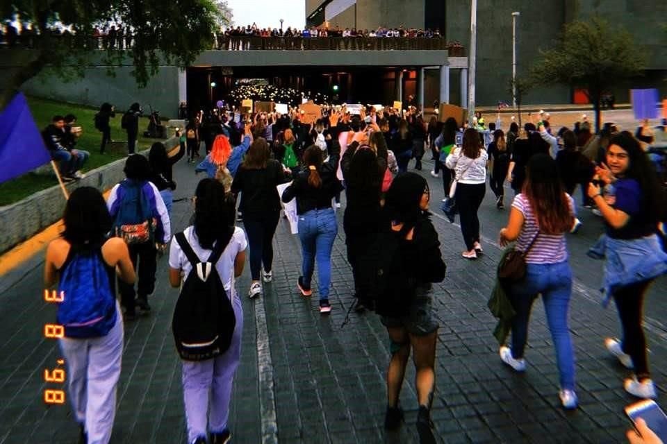 Manifestantes se movilizaron por las calles del Centro.