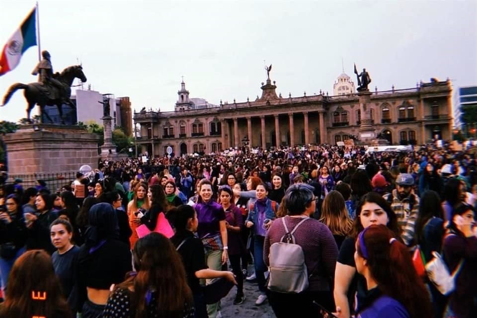 Mujeres en la Explanada de los Héroes.