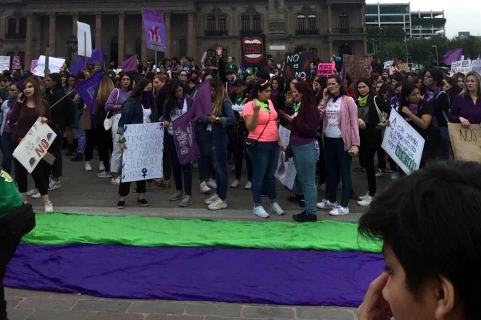 El color morado sobresalió en la manifestación.