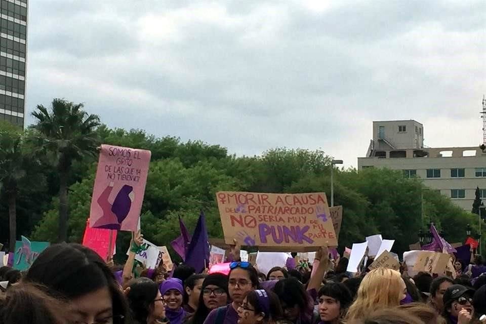 Diversas pancartas se exhibieron durante la movilización.