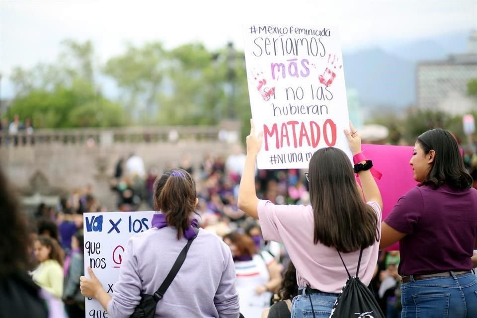 Los mensajes de hartazgo los portaban mujeres de todas las edades.