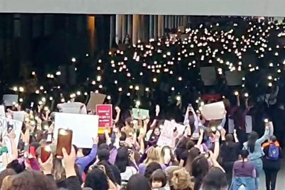 A su paso por debajo del puente de Zaragoza y Matamoros, las mujeres encendieron las linternas de sus celulares.