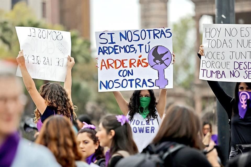 Con cantos, gritos y pancartas, las mujeres expusieron su inconformidad contra la violencia y los feminicidios.