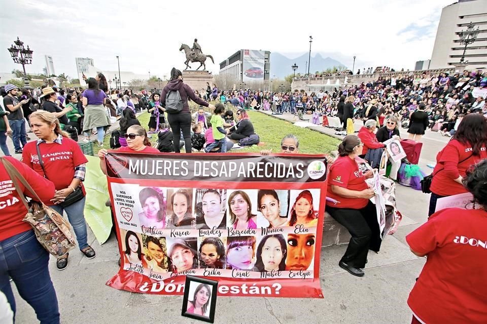 Con cantos, gritos y pancartas, las mujeres expusieron su inconformidad contra la violencia y los feminicidios.