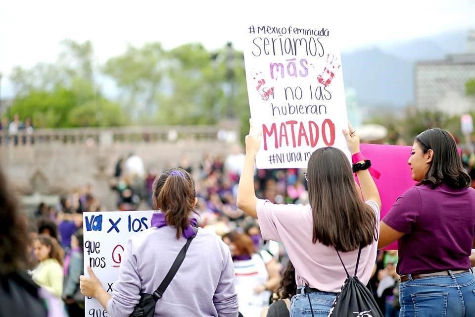 Con cantos, gritos y pancartas, las mujeres expusieron su inconformidad contra la violencia y los feminicidios.