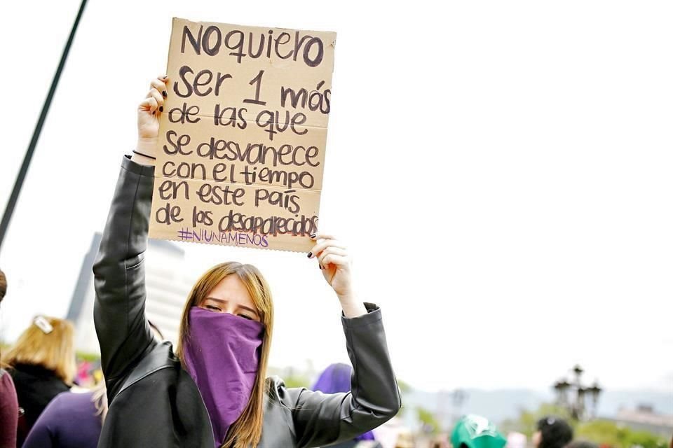 Con cantos, gritos y pancartas, las mujeres expusieron su inconformidad contra la violencia y los feminicidios.