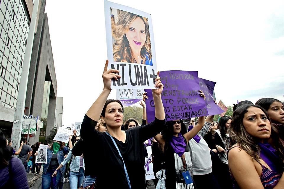 Con cantos, gritos y pancartas, las mujeres expusieron su inconformidad contra la violencia y los feminicidios.