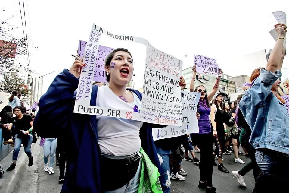 Con cantos, gritos y pancartas, las mujeres expusieron su inconformidad contra la violencia y los feminicidios.